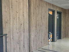 Revestimiento de paredes con panel de lamas de madera en local comercial