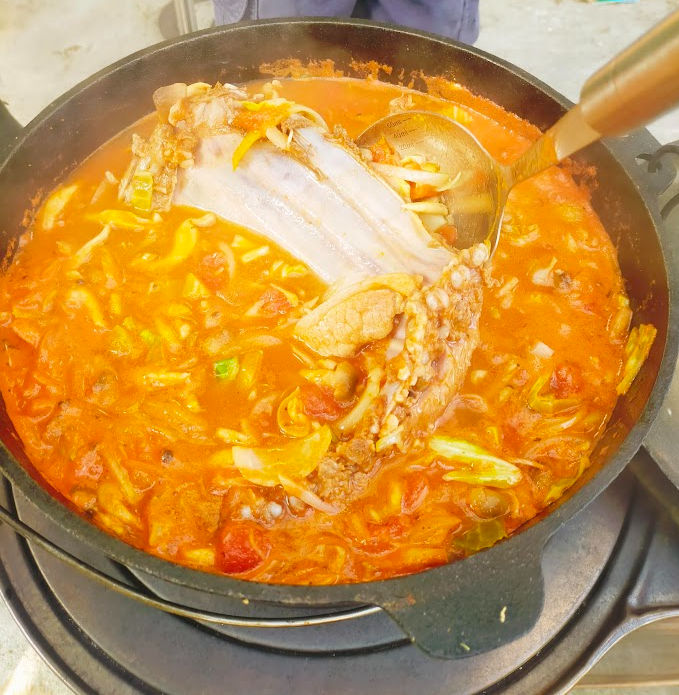 イノシシのトマトスープパスタ! あばらが美味しそう✨️