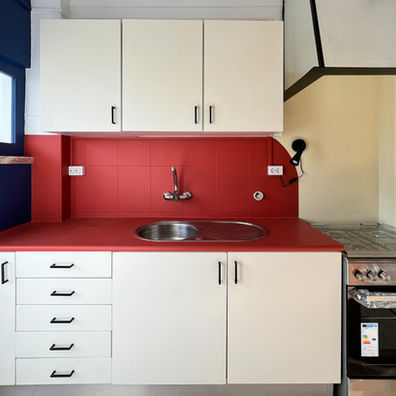 Cozinha com cores chamativas e design simples.