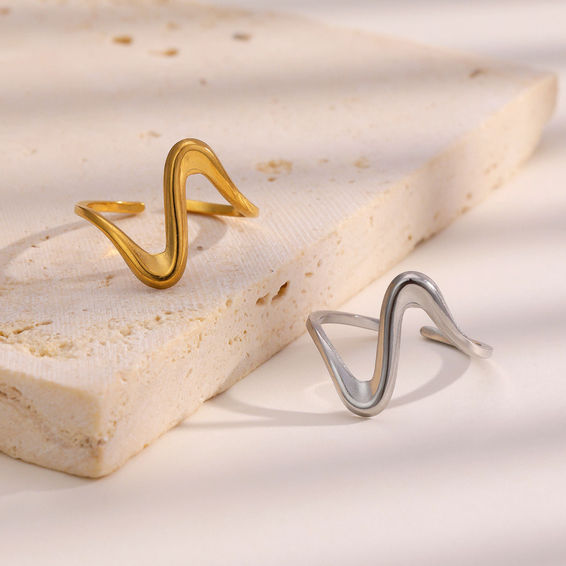 Anillo sencillo de acero inoxidable de estilo europeo y americano para mujer.