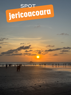 Coucher de soleil sur la plage de Jericoacoara au Brésil