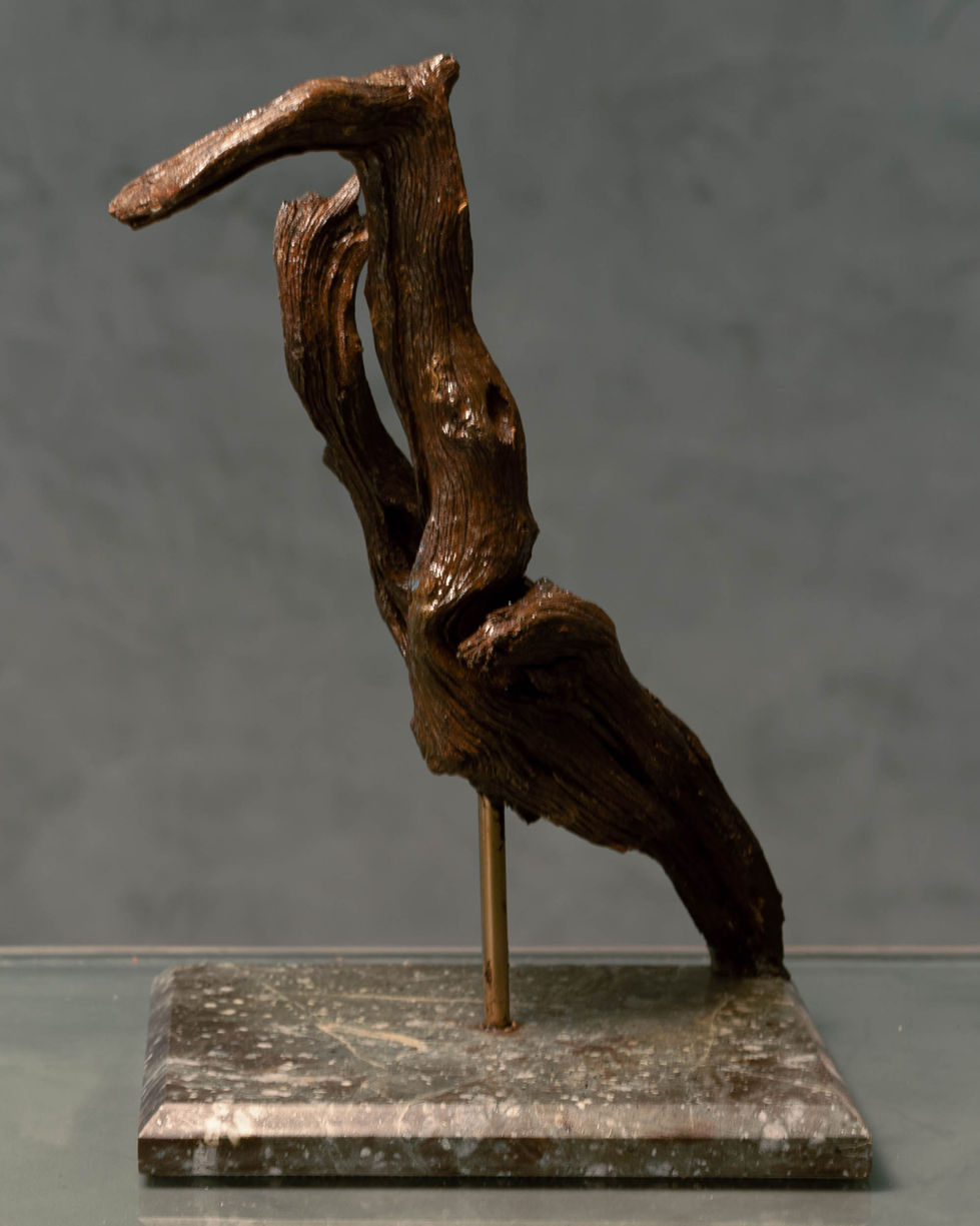 Escultura rústica de madeira