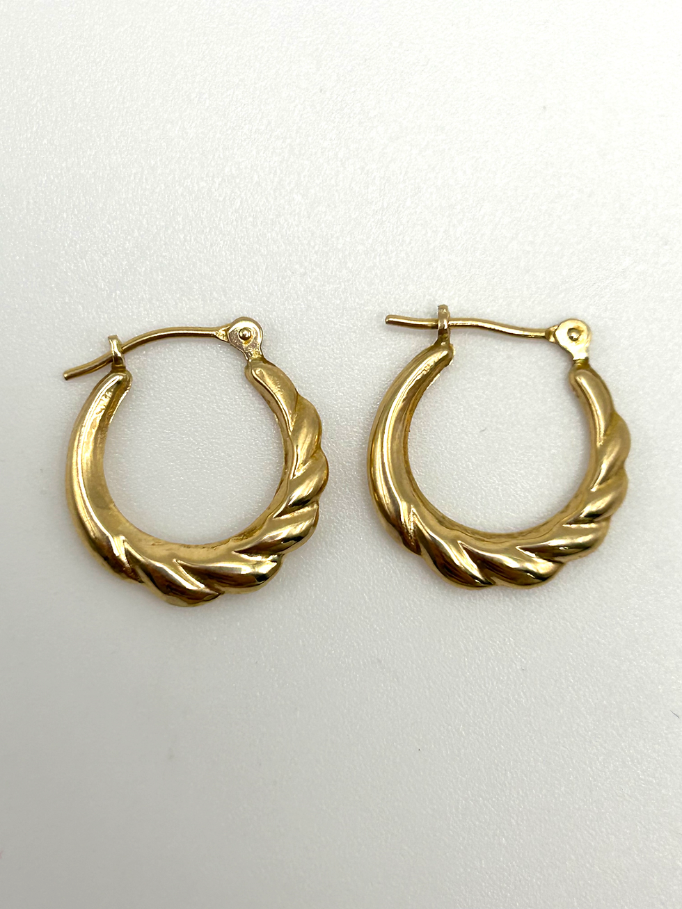 Thumbnail: 14K Yellow Gold Ridged Hoop Earrings 5/8”