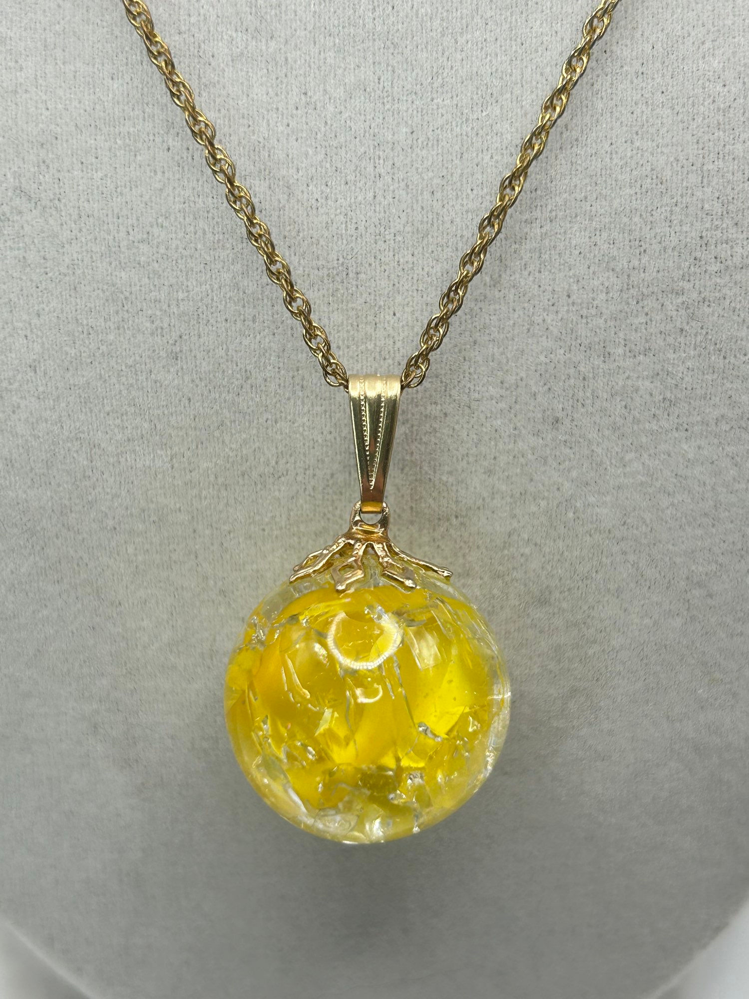 Vintage Yellow Crackle Marble Pendant Necklace 18”