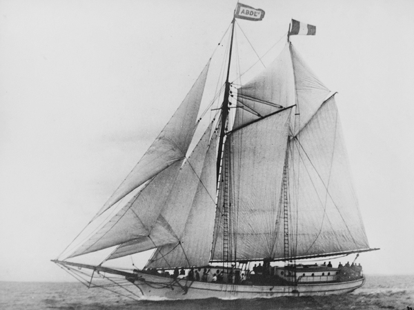 Tiare Taporo, under full sail