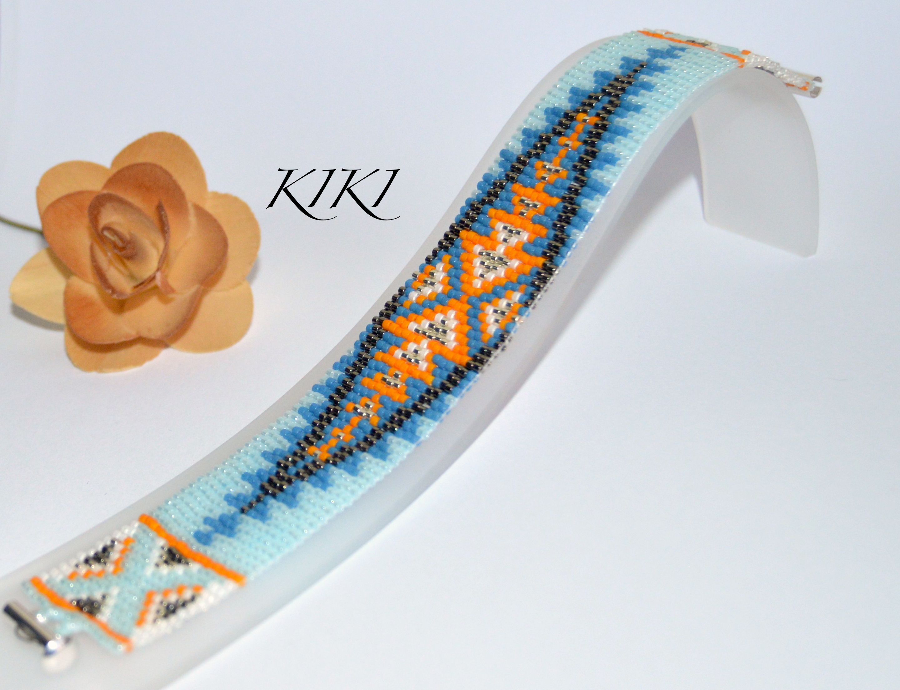 Metallic arrowheads loom bracelet
