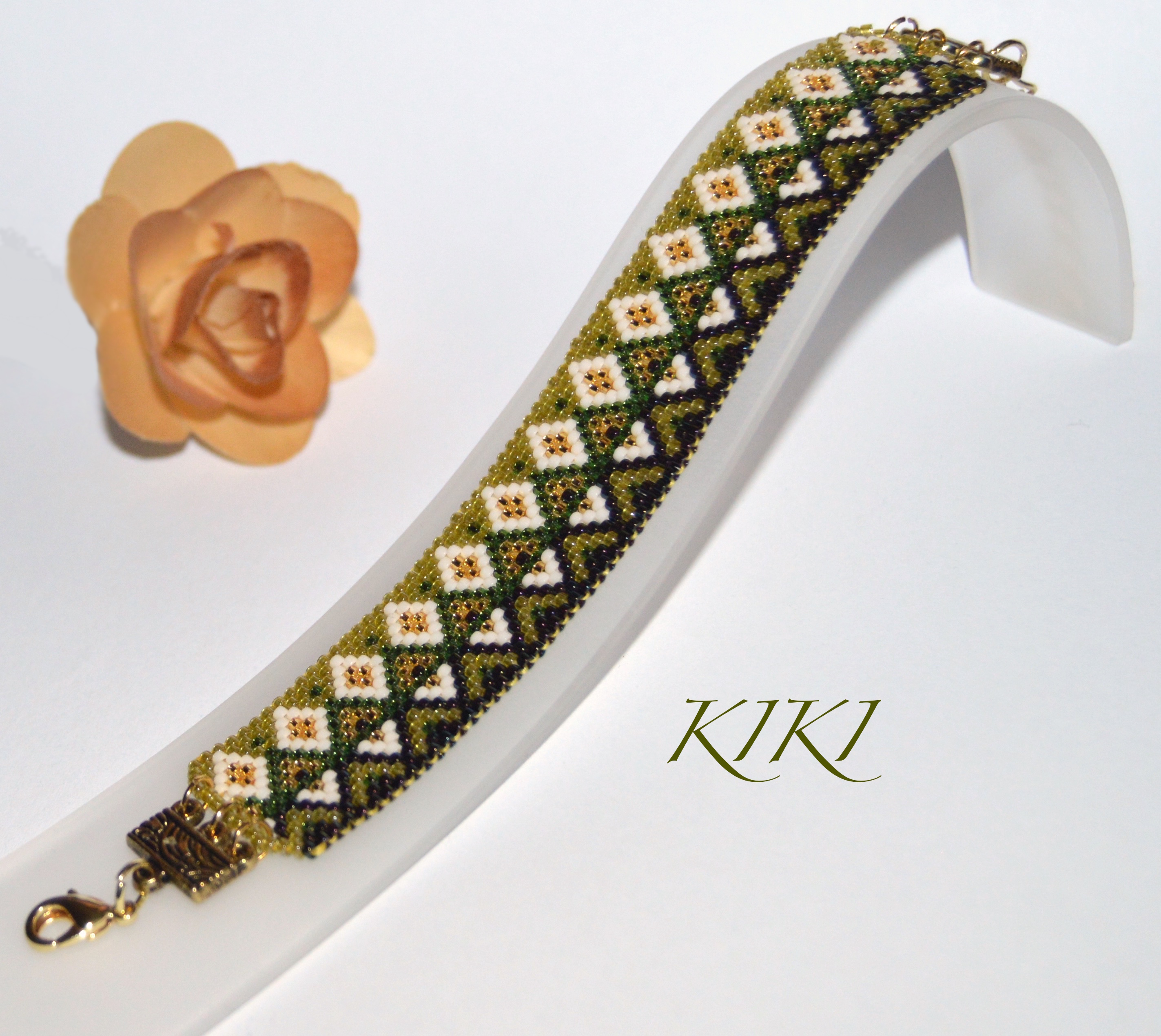 Green zigzags peyote bracelet