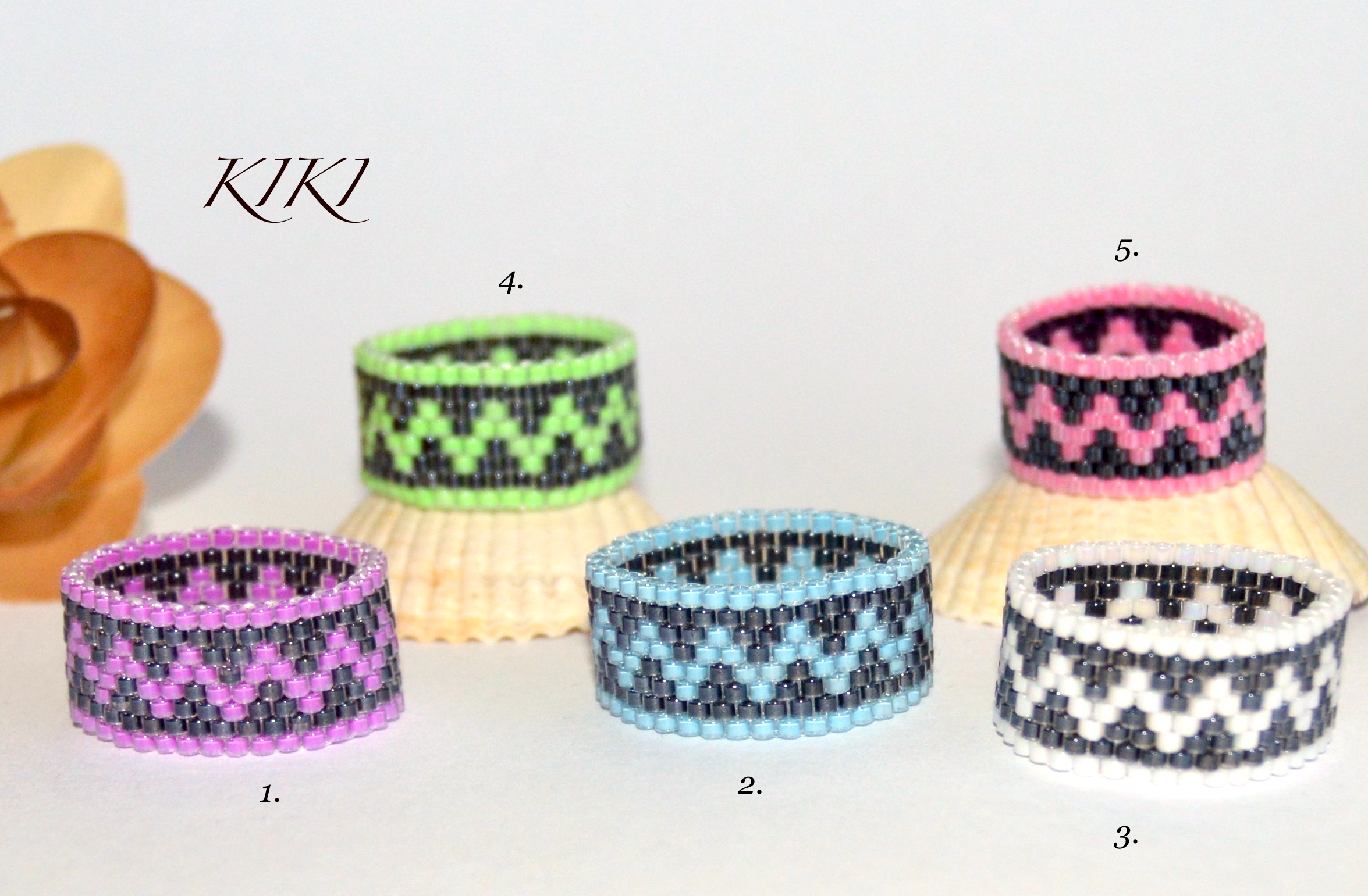 Colorful zigzag rings