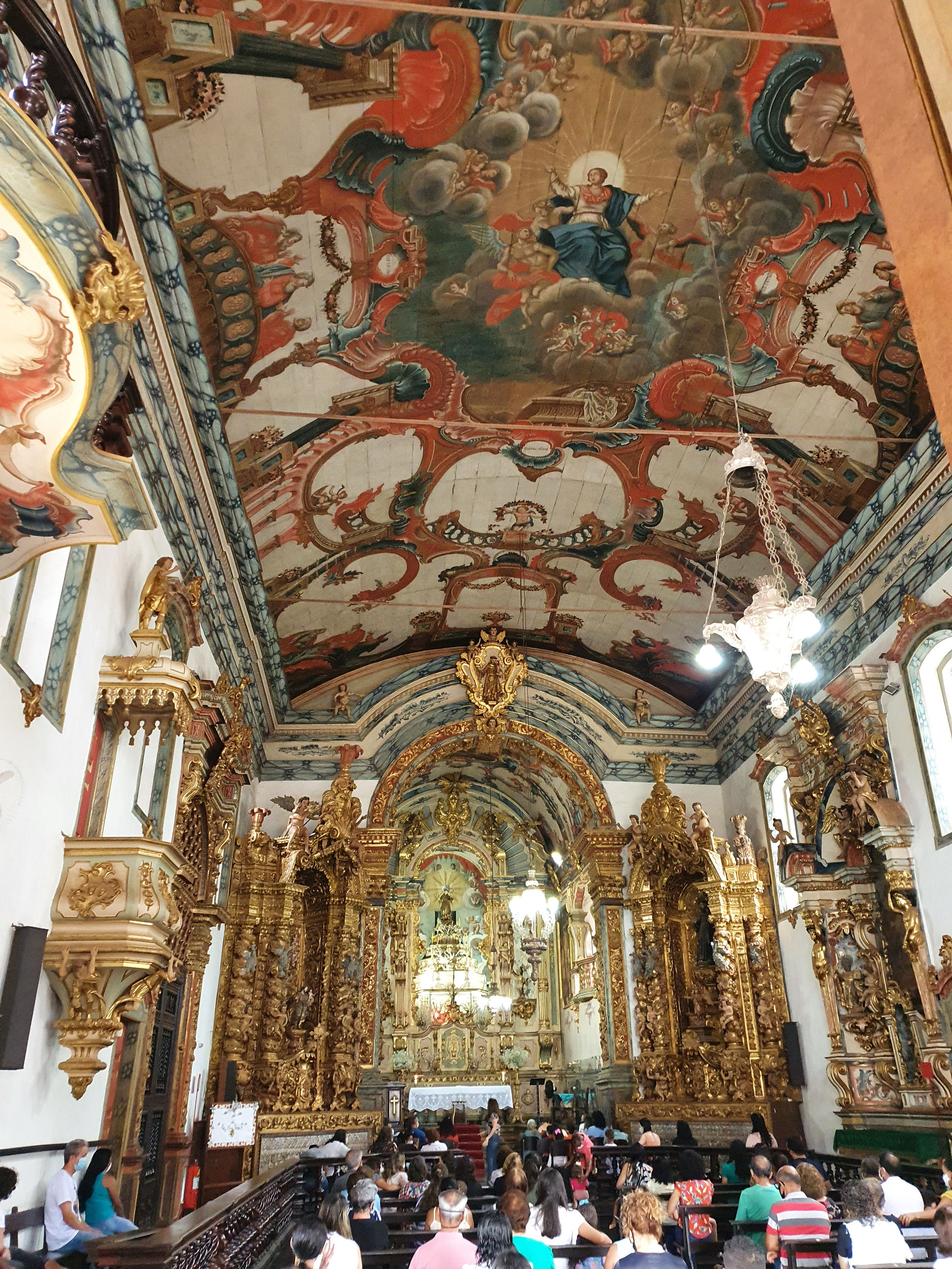 Dentro da igreja