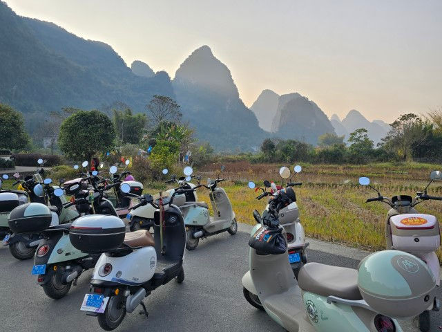 As scooters compondo a paisagem