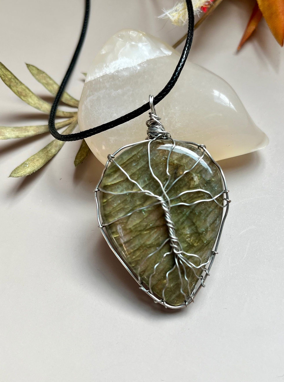 Miniatura: Green stone pendant with silver wire wrapping, on a black leather cord.
