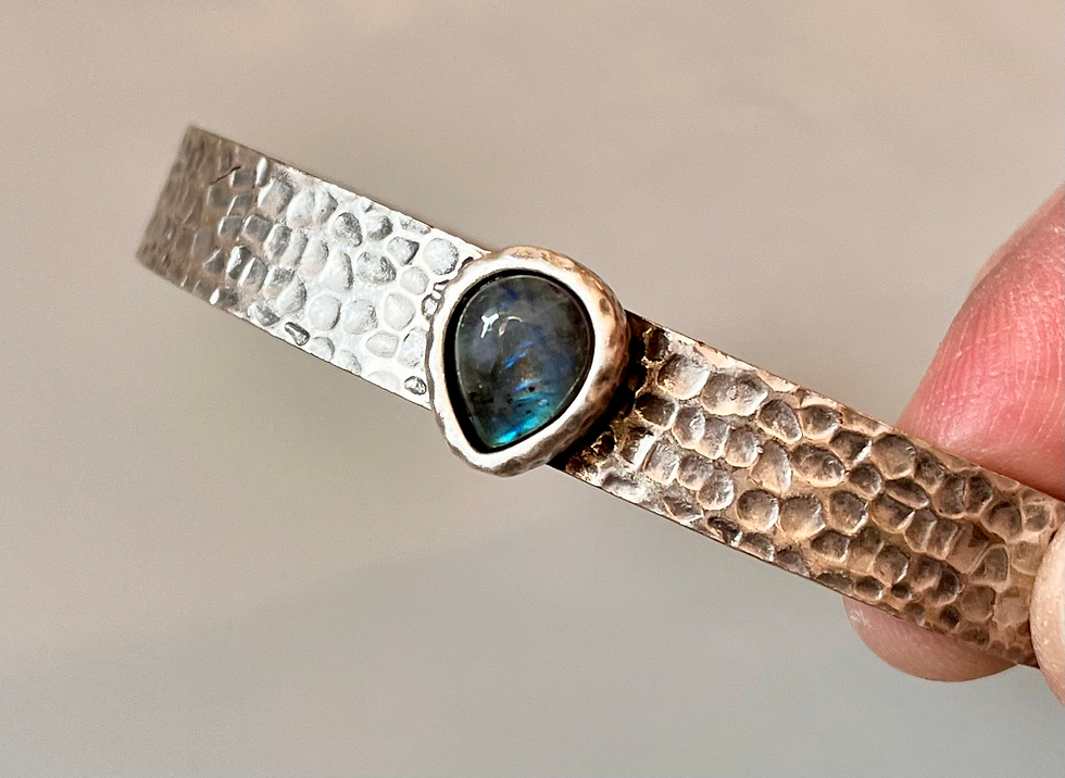 Miniature : Textured silver barrette with a pear-shaped gemstone, close-up, neutral background