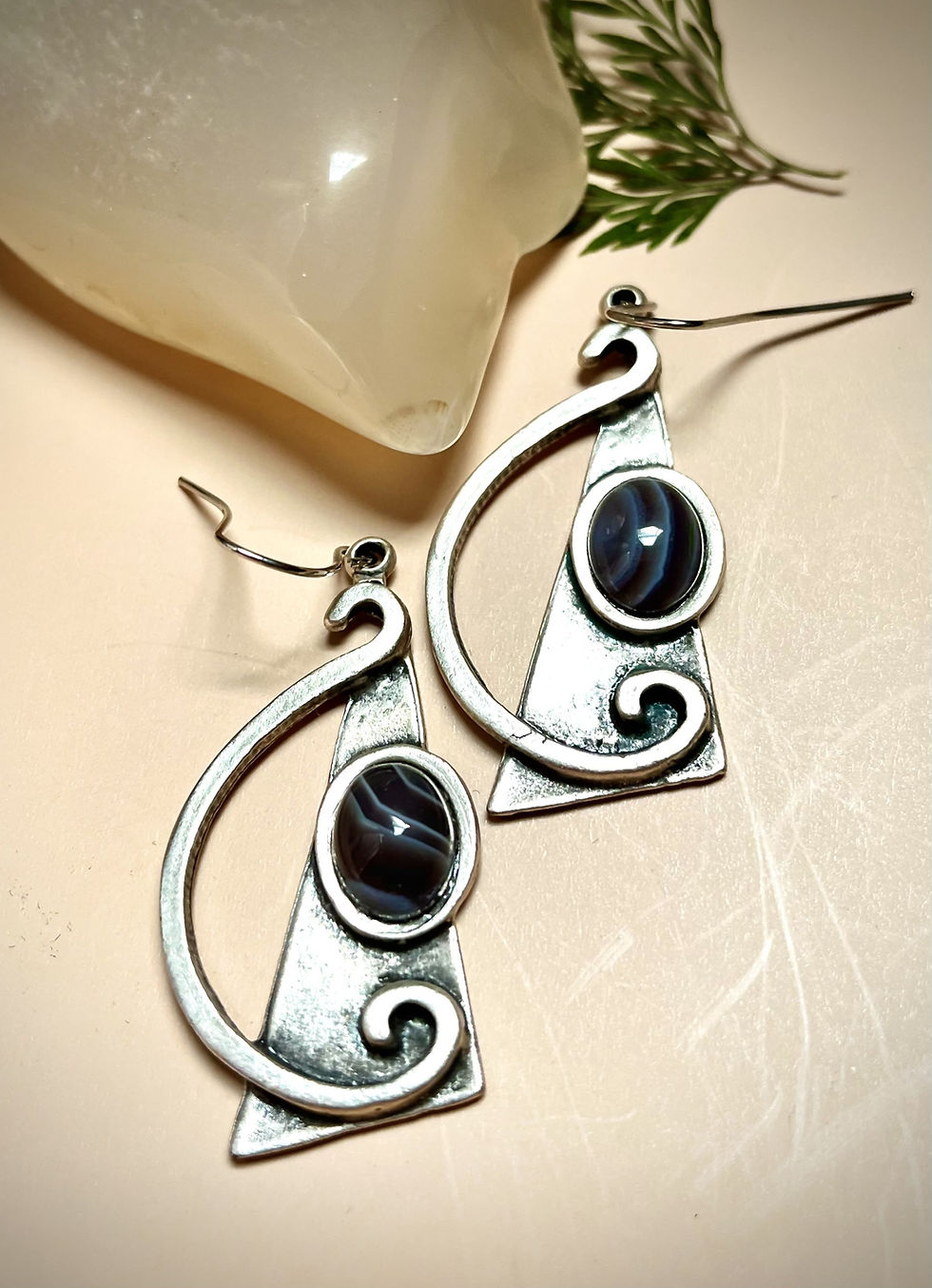 Miniatura: Silver earrings with black stones; a unique and stylish design.