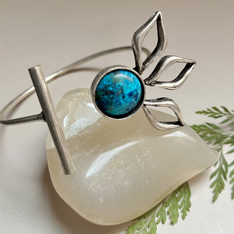 Miniatura: Silver bracelet with turquoise stone, leaf details, resting on a white stone