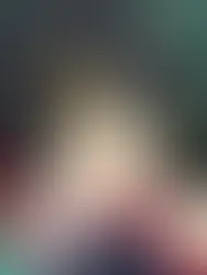 Peni Parker se une al elenco, mostrando su entusiasmo y carisma con su característico traje de piloto.