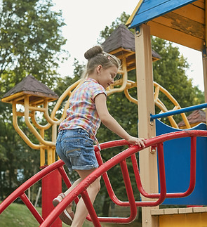 Kind auf dem Spielplatz