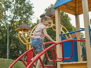 Gute Nachrichten zum Ferienstart: Spielplatz am Gerhart-Hauptmann-Platz öffnet teilweise wieder