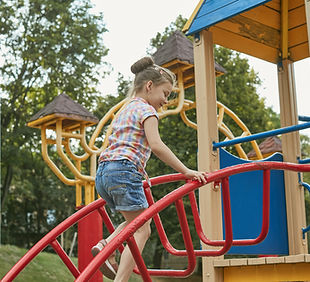 Enfant sur l'aire de jeux