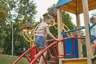 Mädchen am Spielplatz