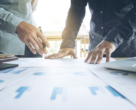 ​VUCA, BANI und Marktveränderungen mit neuen Technologien, Rahmenbedingungen und Kundenwünschen erfordern ein Umdenken in Bezug auf Organisation und Arbeitswelten. ​​ Organisatorische Transformation darf transparent, greifbar und agil sein. Wobei die frühe Beteiligung der Betroffenen nachhaltig auf den Erfolg einzahlt. Der Prozess ist ebenso wichtig wie das Ziel und Boxenstopps und Etappenziele fördern Ausdauer, Motivation und Gesundheit aller Beteiligten. Und auch Ihre Historie ist bedeutsam: Starten Sie mit Wertschätzung für das was war in Ihre agile Zukunft.