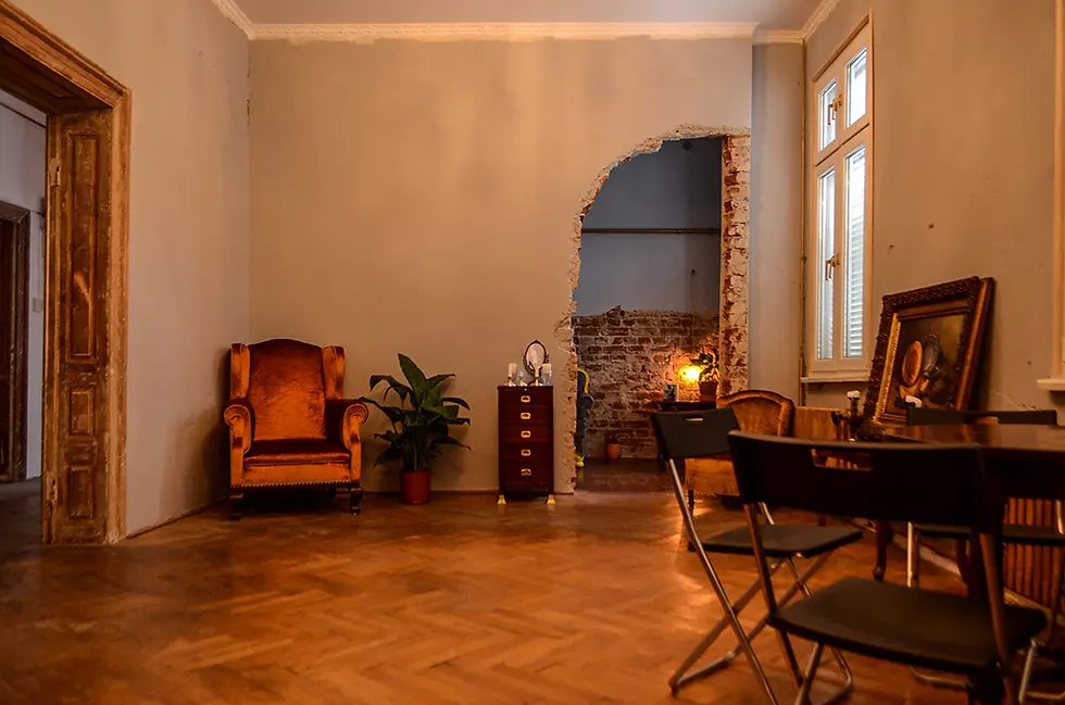 Parfumului 19. O casă cu o istorie de peste 170 de ani, pentru care anul 1931 avea să devină un moment al (re)nașterii - atunci, acolo, se năștea Silvia Kerim - scriitoarea și jurnalista care a dat viață căsuței prin cuvinte; căsuța oarecare de pe strada Parfumului 19 a devenit, pentru Silvia, Parfumeria.
Parfumeria a fost constanta vieții Silviei Kerim, în cel mai propriu sens - i-a fost martor încă din primele secunde de viață, a fost locul în care și-a trăit impresionanta poveste de dragoste cu Mircea Veroiu (alături de care a refăcut casa în care au și locuit împreună zece ani), a fost spațiul în care scrierile ei au prins contur, a fost muza care a inspirat cărțile „Vedere din Parfumerie” și „Amintirea ca un parfum” și a fost locul al cărui prag l-au trecut unele dintre cele mai versate personalități din peisajul cultural românesc, precum Iurie Darie, Nichita Stănescu, Ștefan Iordache, Horea Popescu sau Ion Cojar.