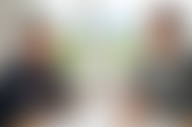 Christian Beeler sitzt neben einer nachdenklichen Heimleitung, die Vorbehalte gegenüber Virtual Reality hat. VRLIFE zeigt, wie sich Vorurteile gegenüber VR in Pflegeheimen abbauen lassen und wie Virtual Reality die Aktivierung, Demenzbetreuung und Lebensqualität älterer Menschen nachhaltig verbessert.
