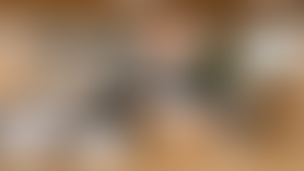 Christian Beeler verpackt eine Virtual-Reality-Brille für den weltweiten Versand, im Hintergrund symbolisiert eine Weltkarte die internationale Lieferung. VRLIFE versendet einsatzbereite VR-Brillen an Pflegeheime, Krankenhäuser und Gesundheitseinrichtungen weltweit und ermöglicht eine einfache, sofort nutzbare Virtual-Reality-Lösung für Aktivierung, Demenzbetreuung und Therapie.