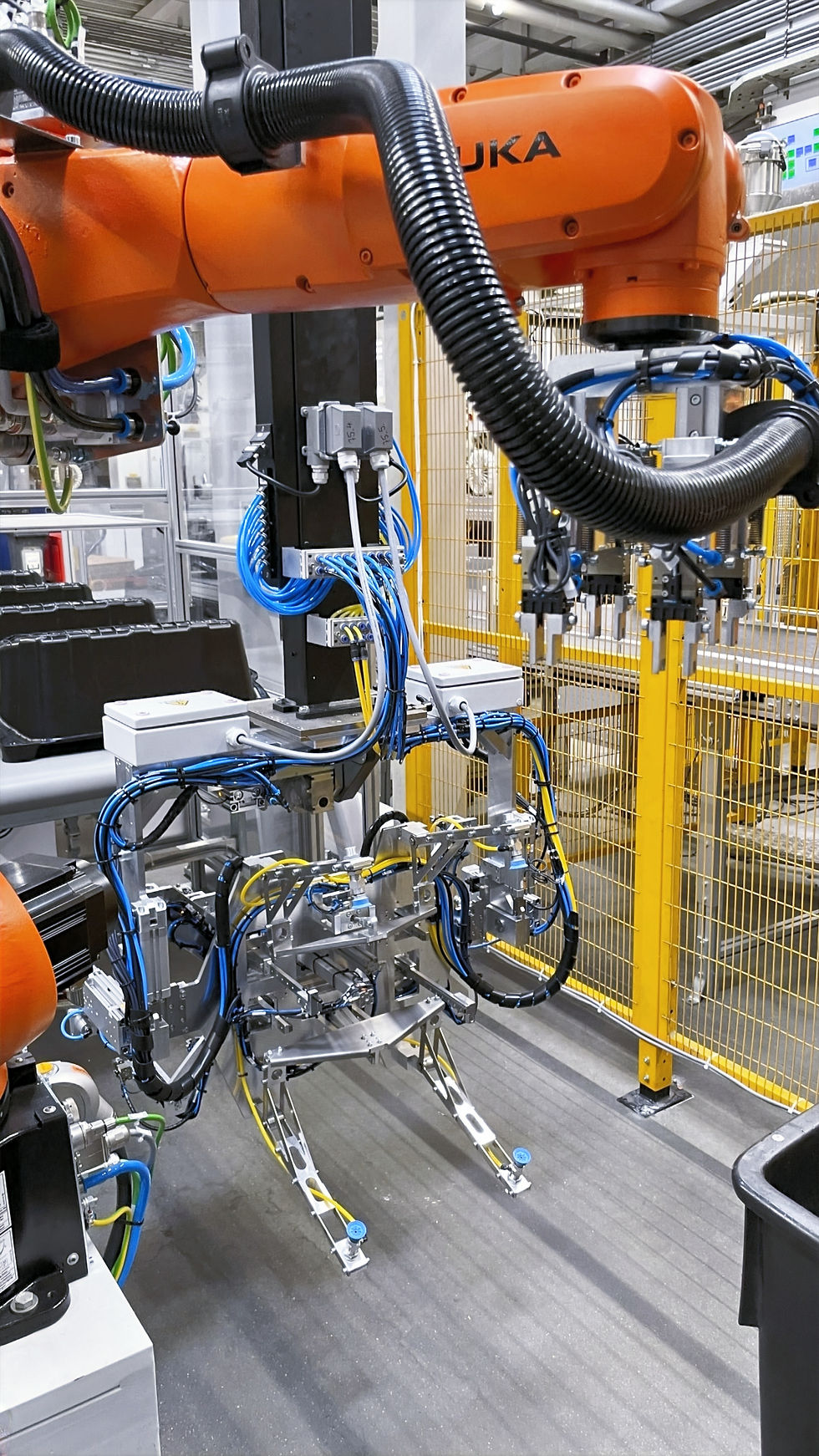 SGM-Peripherie mit Bauteilvereinzelung und KUKA-Roboter zur Fertigung von Kofferraumwannen für TESLA Model Y