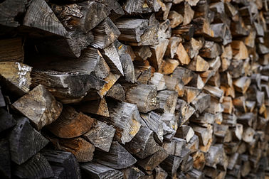 Holzstapel Farbig als Hintergrund Head-Banner