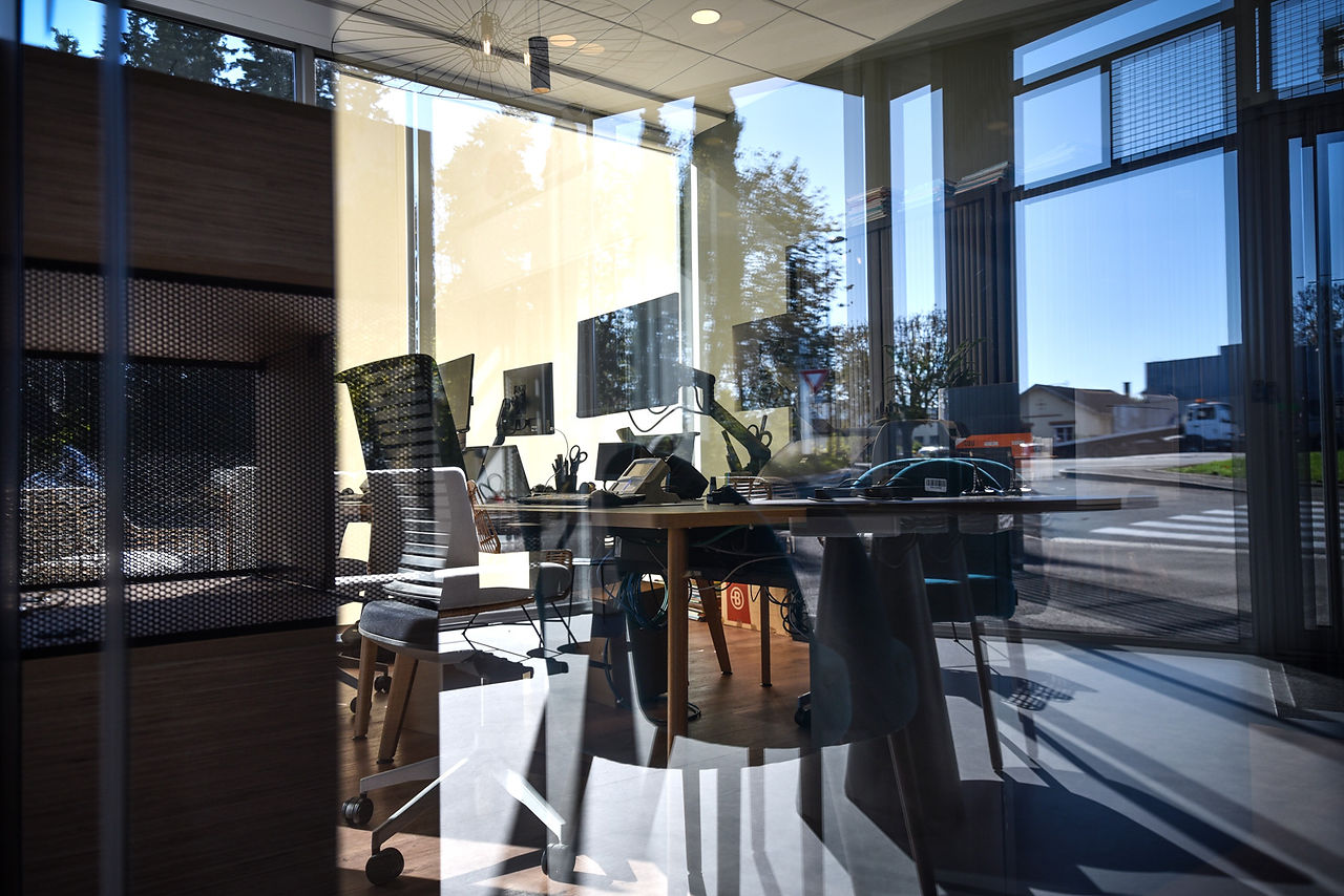 Intérieur d'une agence Banque Courtois rénovée et moderne.