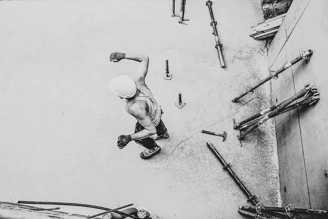 Photographe suivi chantier Toulouse : ouvrier en pleine action.