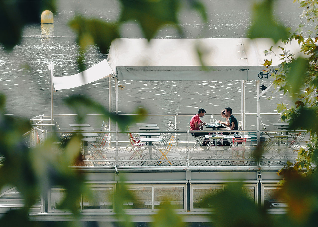 Couple assis à une table sur une terrasse urbaine