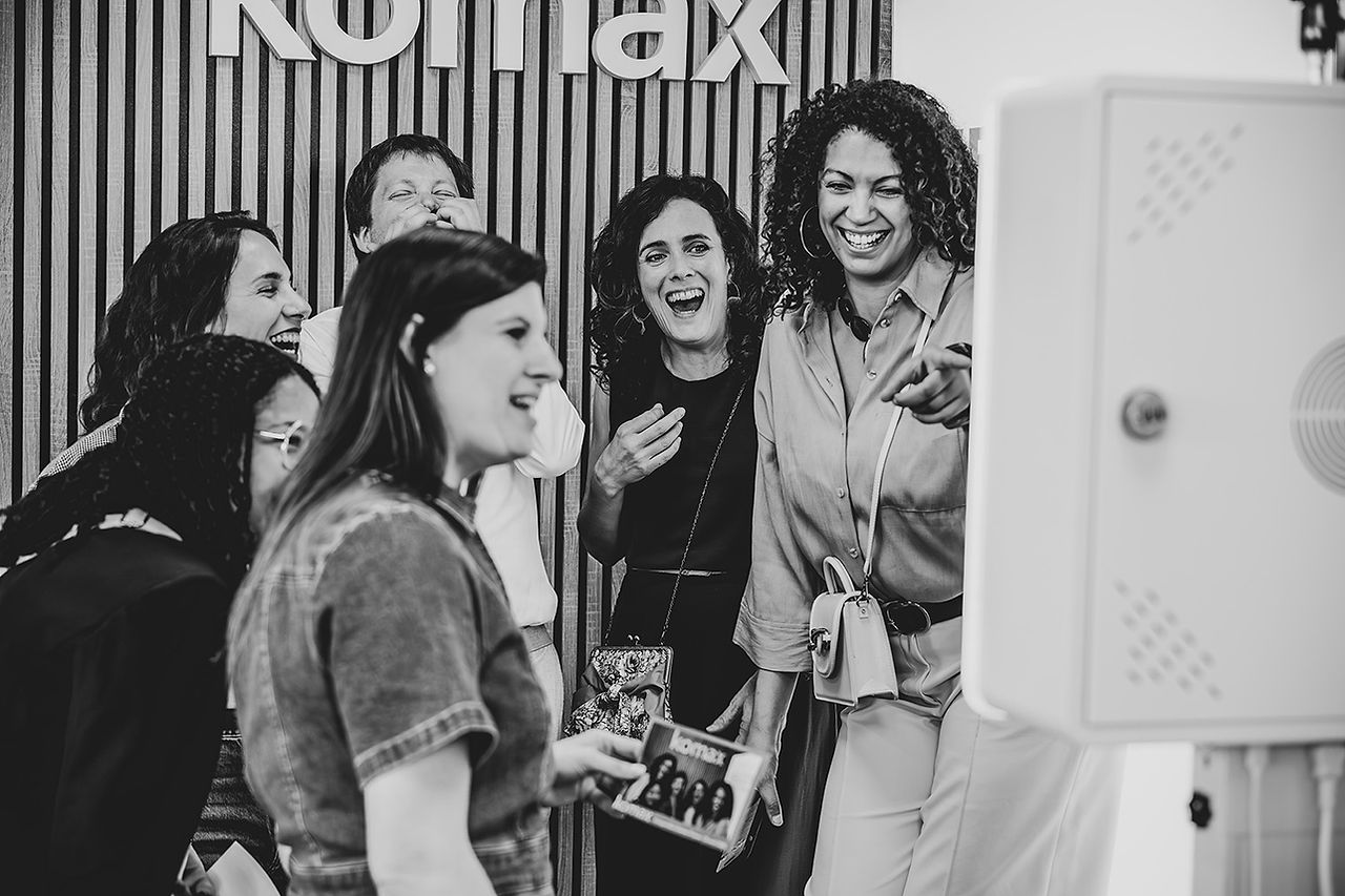 Invités souriants à l'inauguration Komax France.