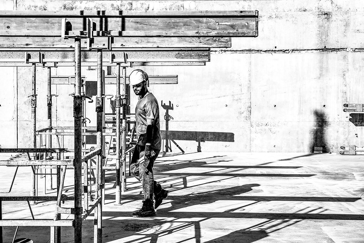 Photographe suivi chantier toulouse : ouvrier en casque blanc à Men At Work.