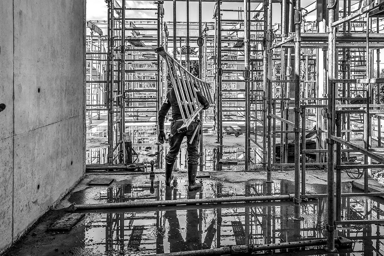 Ouvrier avec échelle par un photographe suivi chantier toulouse