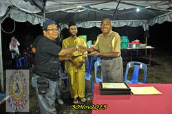 Mat Nor menerima Sijil Penghargaan