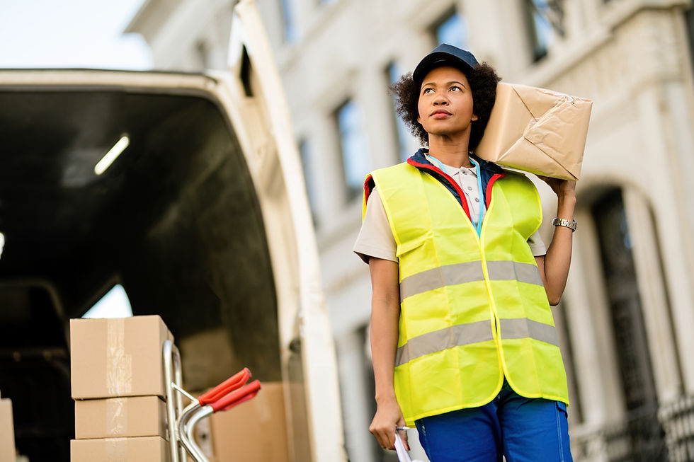 Dostawca, przewożący paczkę