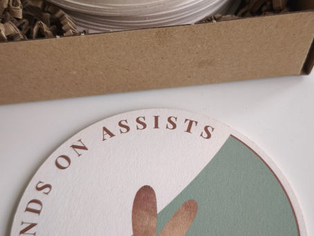 Achtsam und einvernehmlich berühren im Yogaunterricht - dank Consent Cards