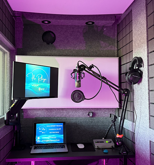 Studio d’enregistrement voix off femme française, micro professionnel et traitement acoustique