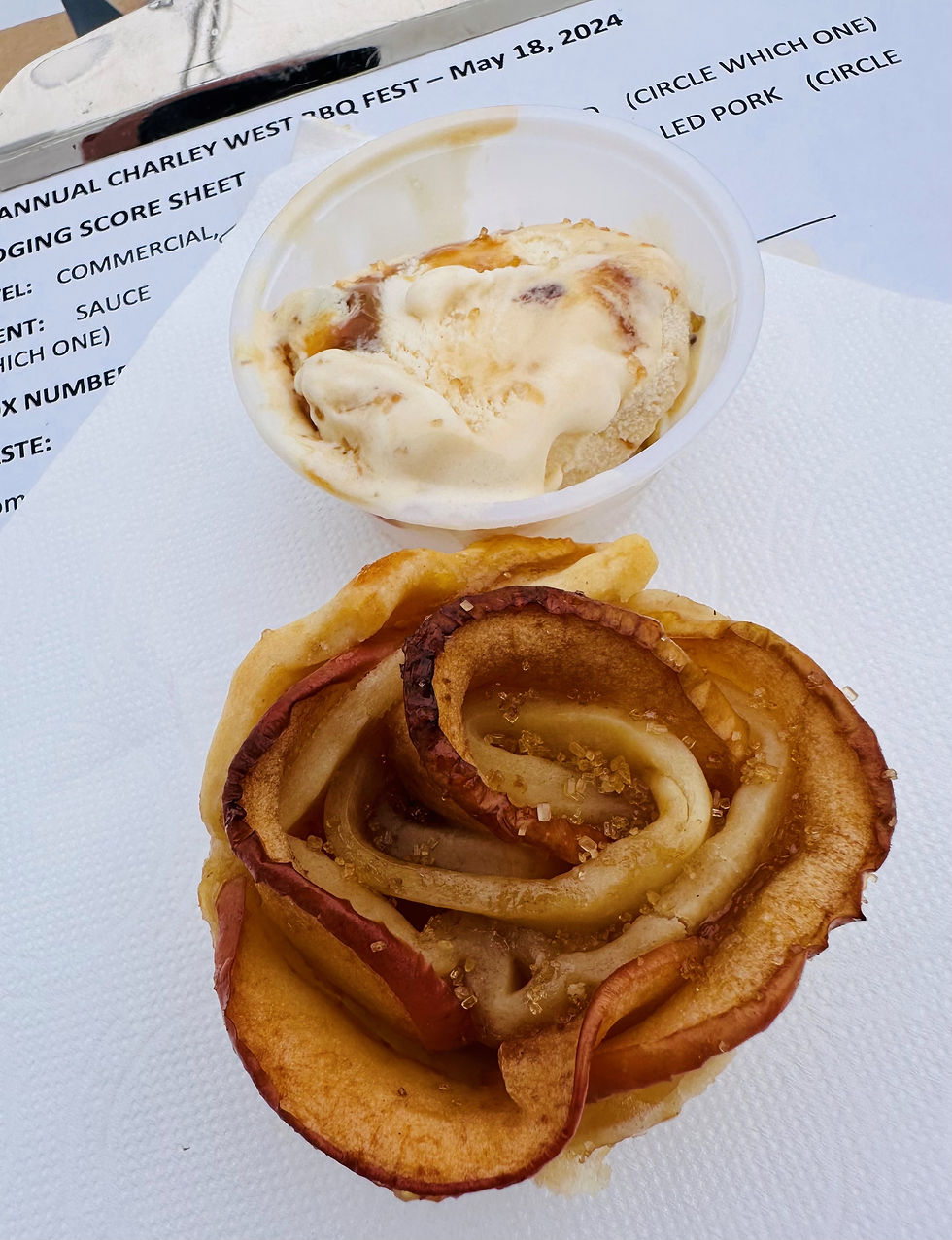 Apply pastry tart with ice cream