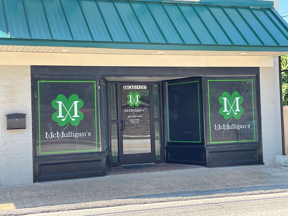 New golf bar and restaurant opens in South Hills