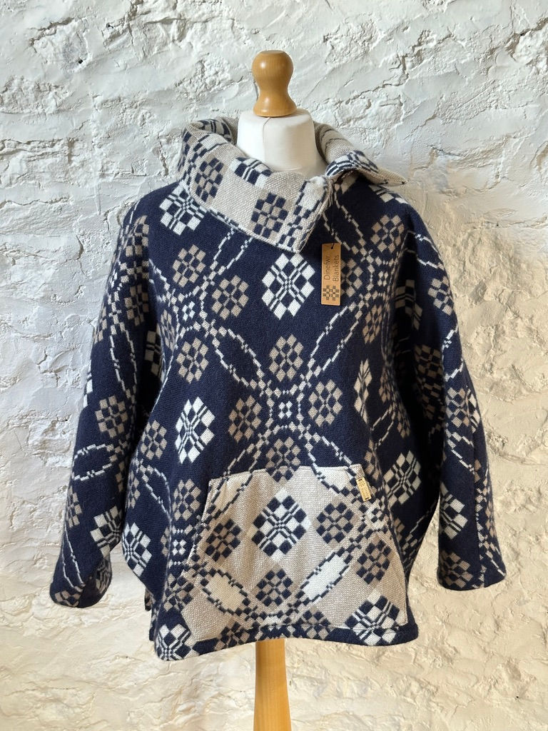 Thumbnail: NAVY PENMACHNO – PONCHO