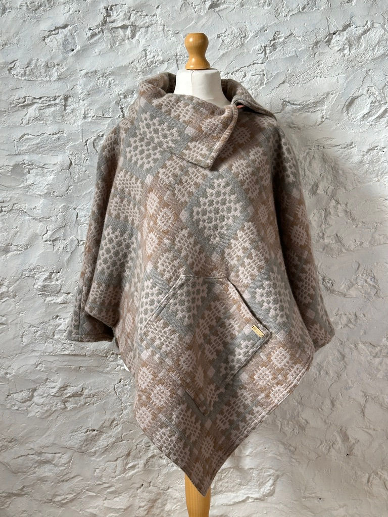 REVERSED ANWEN CAERNARFON – PONCHO