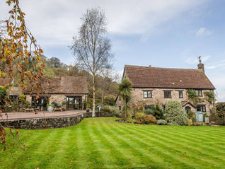 Forest Barn Weddings – A Beautiful Rustic Wedding Venue in the Heart of the Forest of Dean | Wedding DJ Review