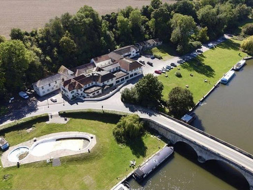 Why the Shillingford Bridge Hotel Is a Stunning Wedding Venue