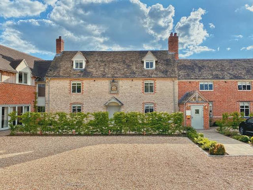 The Harcourt Arms Wedding Venue Review – A Beautiful Oxfordshire Wedding Venue Full of Character and Charm