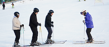 Viva sua primeira experiência de esqui ou snowboard em Bariloche com aulas guiadas na neve, aperfeiçoando sua técnica enquanto aproveita as melhores vistas do Cerro Catedral.