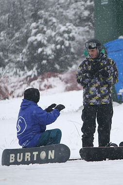 Aulas em grupo de esqui e snowboard no Cerro Catedral com instrutores certificados, ideais para aprender em equipe e aproveitar ao máximo a neve em Bariloche.