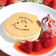 米粉パンケーキのキッチンカーです。豊橋産あいちのかおりの米粉を100%使用し、メレンゲを加えてふっくらと米油で焼いています。グルテンフリーなので小麦アレルギーの方も安心してお召し上がりいただけます。テイクアウトもOK。ぜひ焼きたてふわふわのパンケーキをお楽しみ下さいませ。
パンケーキにピッタリのドリンクや、ジューシーなハーブフランクもご用意してお待ちしております。