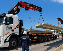 Caminhão Munck com lança articulada para movimentação e posicionamento de vigas